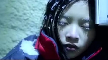 女工无意被锁冷库中，救她的居然是她每天的一句简单问候