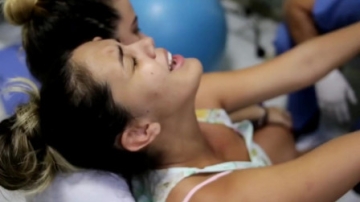 实拍产妇顺产生子的瞬间，不看视频难以想象女人做妈妈有多艰辛！