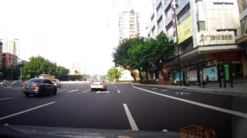 行车记录仪实拍：大货车闯红灯撞碎出租车，女司机当场就蒙圈了