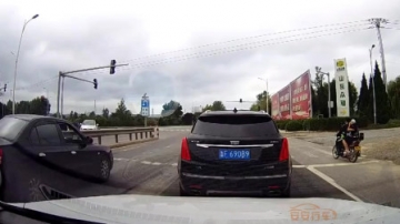 行车记录仪实拍：高速跟车距离太近，连环追尾撞成“一锅粥”