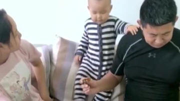 萌娃：女儿为了口香肠就对弟弟下手，这是亲姐姐无疑了(3)