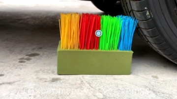 减压实验：牛人把海绵、雪糕、玩具放在车轮下，好减压，勿模仿