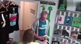 美女在试衣间恶搞