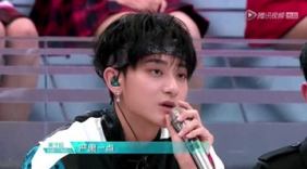 【评级表演】临时团唱《心愿便利贴》失误后话多，黄子韬点评：严肃点