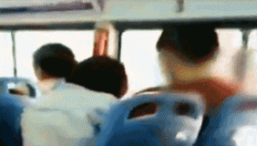 济南公交惊现女色狼 当众亲吻抚摸男乘客令人尴尬