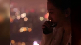 北漂美女用生命玩极限运动 深夜爬高楼玩自拍