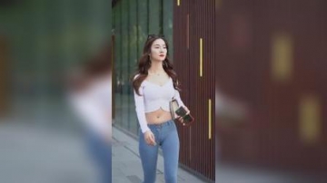 街拍完美身材的小姐姐牛仔裤穿搭