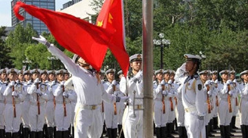 国产航母下水现场画面 数千军人齐唱国歌