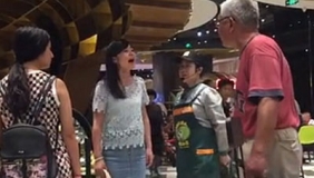 一个60岁的爹爹和两个20多岁的女孩因为占座发生口角