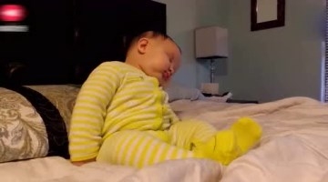 胖乎乎的萌宝坐在床上打瞌睡，好呆萌好可爱