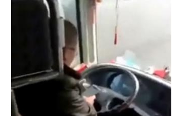 生命当儿戏！实拍新疆一客车司机高速上抢红包