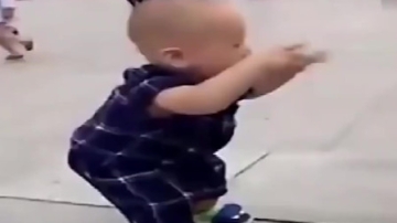 2岁萌娃在广场跳舞，姿势简直萌翻了，太有才了
