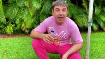 萌娃小可爱和姐姐一起玩得可开心啦！一萌娃：姐姐，我们一起制作大大的水晶泥吧！