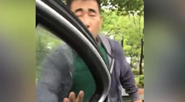 出租车司机脚踹女乘客