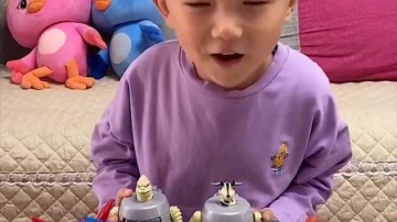 童年生活：小 萌娃你的小猪佩奇玩具呢