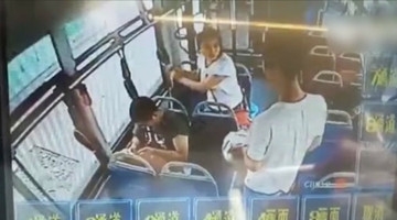 外卖小哥被女孩八宝粥浇头 随后剧情出人意料