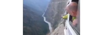 【拍客】实拍最危险盘山公路 外侧万丈深渊车轮几近滑出
