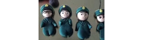 【拍客】湖北美女警花捏消防泥人 微博上蹿红