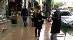 外国街头恶搞can you give me your hand