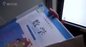 小学生公交上站6站写作业 暖心司机为其备桌子
