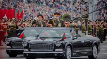 白俄罗斯独立日阅兵式 中国红旗检阅车领队