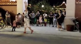 在汕头夜晚，梅溪河畔美女舞蹈吸引路人驻足观看