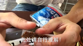 法国帅哥Victor示范如何卷纸烟