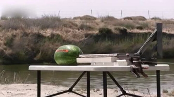 牛人老外用气枪射击步枪子弹，结果震撼