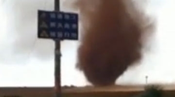 实拍广东现红色龙卷风 直冲天际如火龙