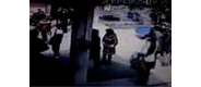 监拍警察平白无故群殴学生！