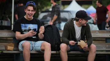 男子穿蕾丝丁字裤街头恶搞，路人彻底笑翻了