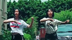 两位美女学生秀舞蹈，长的像双胞胎！