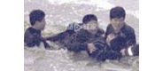 【拍客】辽宁丹东两初中生被困冰窟 民警以身破冰救人