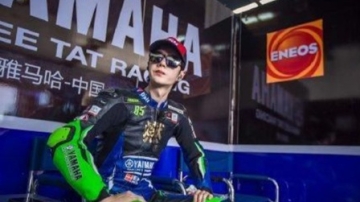 王一博摔倒后首露面哭了 胡通明队内却欢呼？本人和队友牵手庆祝