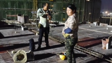 实拍农村大哥凌晨4点上班，工作一天500元，每天都干到全身湿透