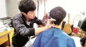 江西“大学生”寝室开理发店, 快看看你孩子在干嘛