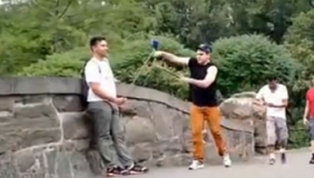 纽约长剪怪客到处剪人自拍杆 游客暴怒直呼太过分