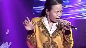 高手在民间，47岁山东地摊姐演唱《昨夜星辰》太好听了，评委看傻了