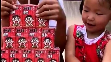 萌娃趣事：上面哪写着小孩不能喝？