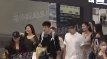 黄景瑜机场遭围堵人气旺 白T短裤清