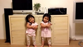 来自日本的可爱双胞胎宝宝大秀萌舞，感觉姐姐有点跟不上节奏！