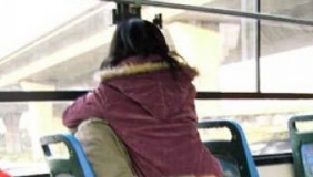 网曝男女公交上激吻乱摸半小时 乘客尴尬纷纷下车
