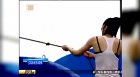 舞蹈专业的美女来闯关，开场就淋了个透心凉