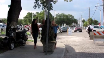 国外街头恶搞，男子路边伪装自己恶搞路人，真的是太有意思了