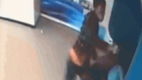 监拍口罩男持板砖ATM抢钱 猛砸取款女头部