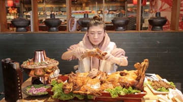 天津90后女孩体重85斤 吃整只30斤羊才八分饱