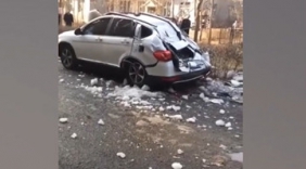 小区楼顶掉下一吨冰块 全新汽车被砸中成铁饼