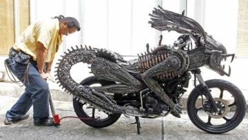 江西上饶 利用废旧铁桶 造出水陆两栖摩托