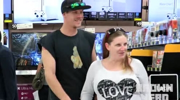 街头恶搞：朝向路人 大声放湿屁！