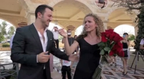 小伙这个求婚创意太赞了 女友都激动得跳起来